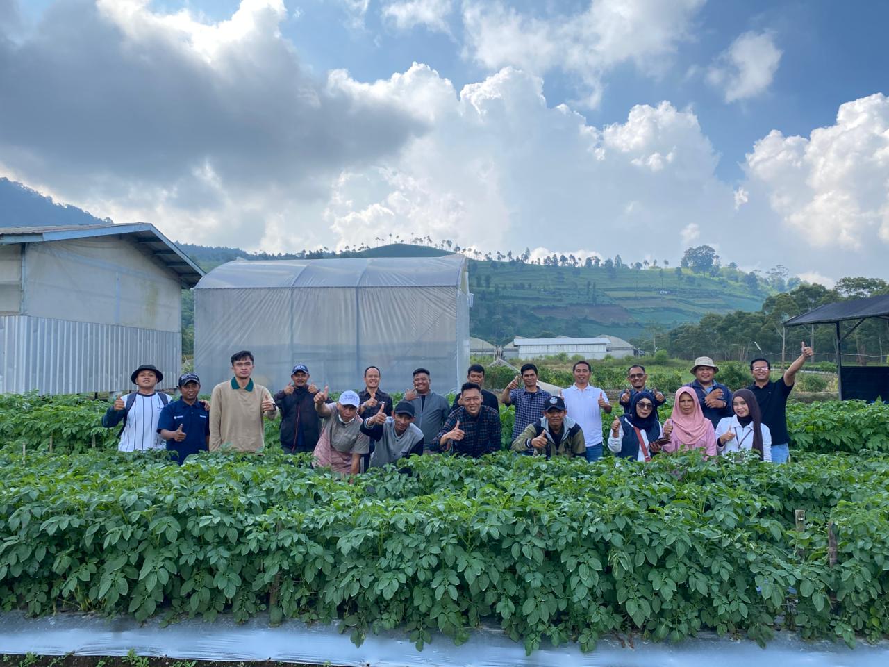 Tim BEKEN SEEDS di area budidaya kentang